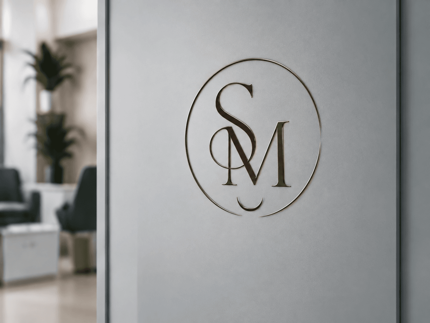 Logo SM du cabinet du Dr Sarah Magnaldo installé sur une paroi de cabinet